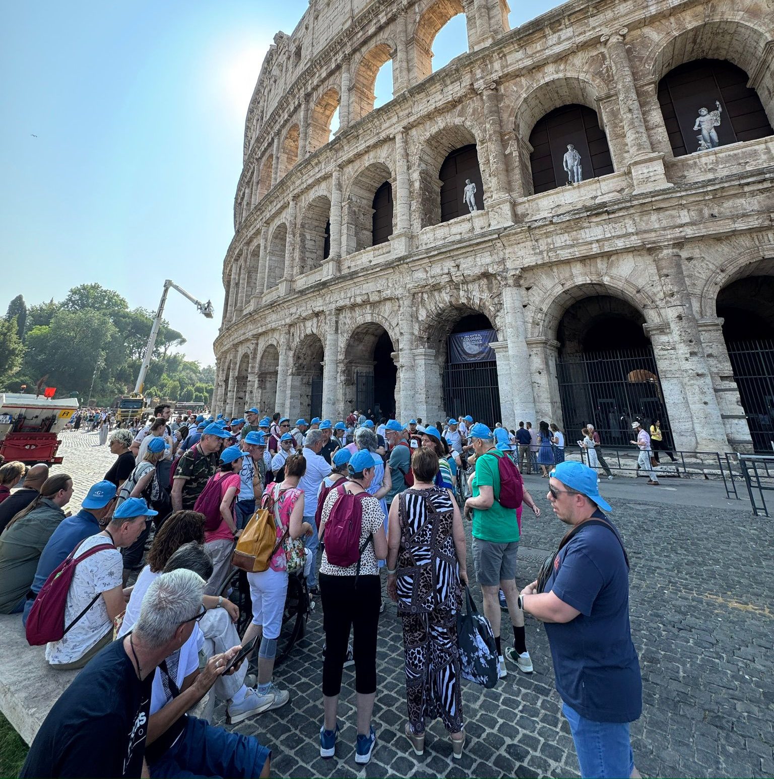 Gruppo di pellegrini del Centro Paolo VI in visita ai monumenti di Roma: Piazza del Popolo, Piazza di Spagna, Piazza Venezia e Colosseo, durante una giornata di sole nella capitale. Momenti di condivisione, cultura e spiritualità prima del rientro.