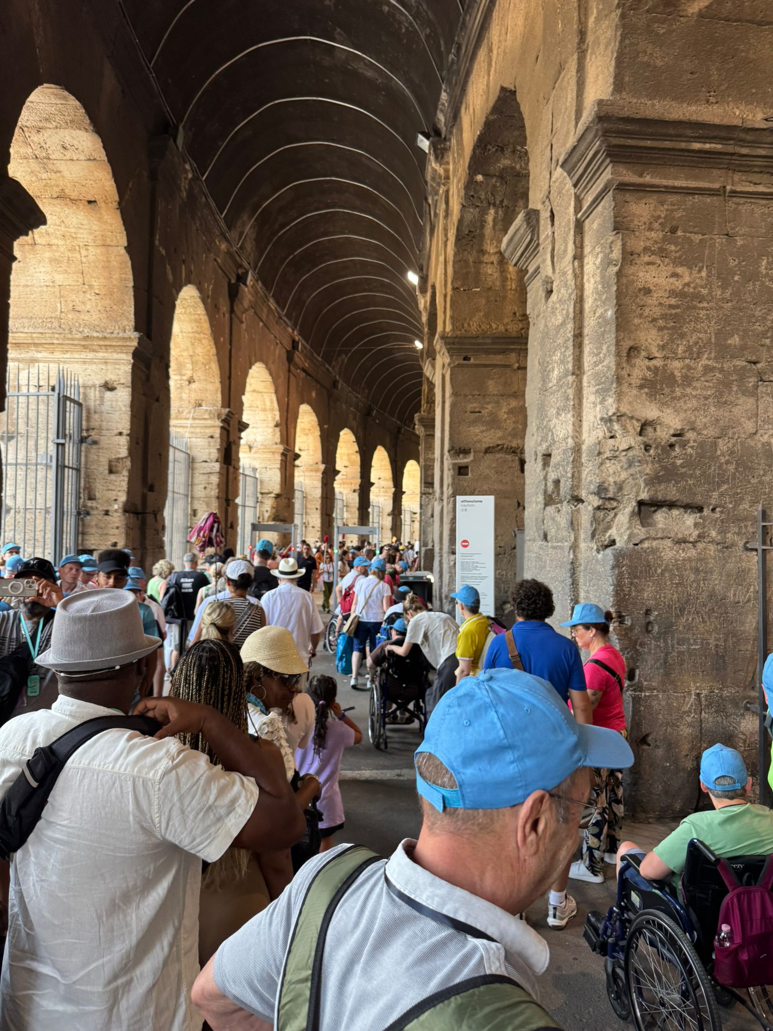 Gruppo di pellegrini del Centro Paolo VI in visita ai monumenti di Roma: Piazza del Popolo, Piazza di Spagna, Piazza Venezia e Colosseo, durante una giornata di sole nella capitale. Momenti di condivisione, cultura e spiritualità prima del rientro.
