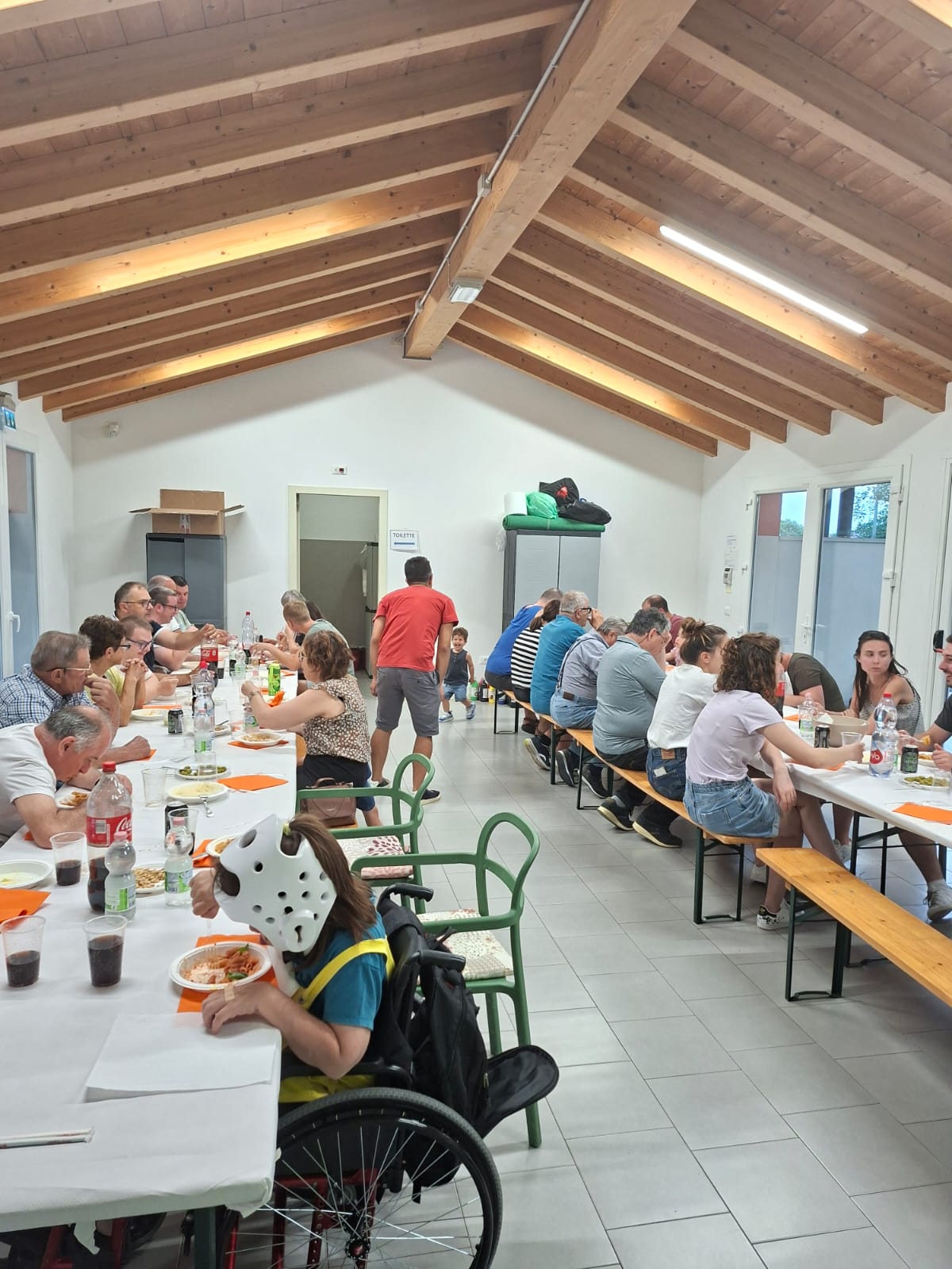 Gli utenti delle Comunità-Alloggio alla cena annuale del Gruppo Arcobaleno Gli utenti delle Comunità-Alloggio alla cena annuale del Gruppo Arcobaleno