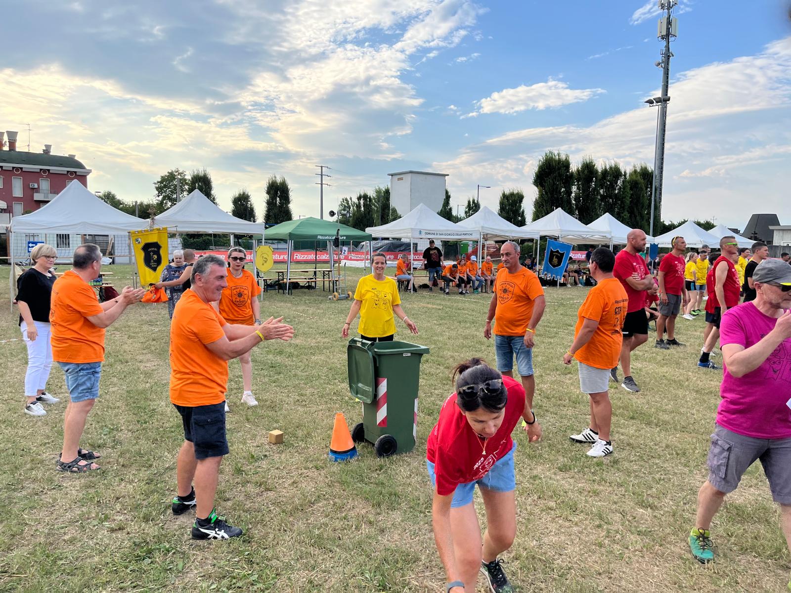 Utenti e operatori al “Torneo delle Contrade” di Arsego Utenti e operatori al “Torneo delle Contrade” di Arsego